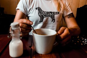 flatcoated retriever silhuette t-shirt in a cafe